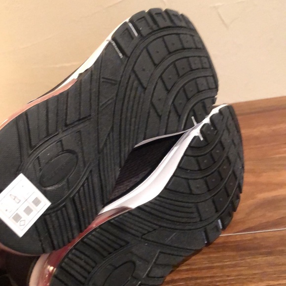 Skechers lite weight with memory foam athletic shoes. Size 6.5 - Picture 4 of 6